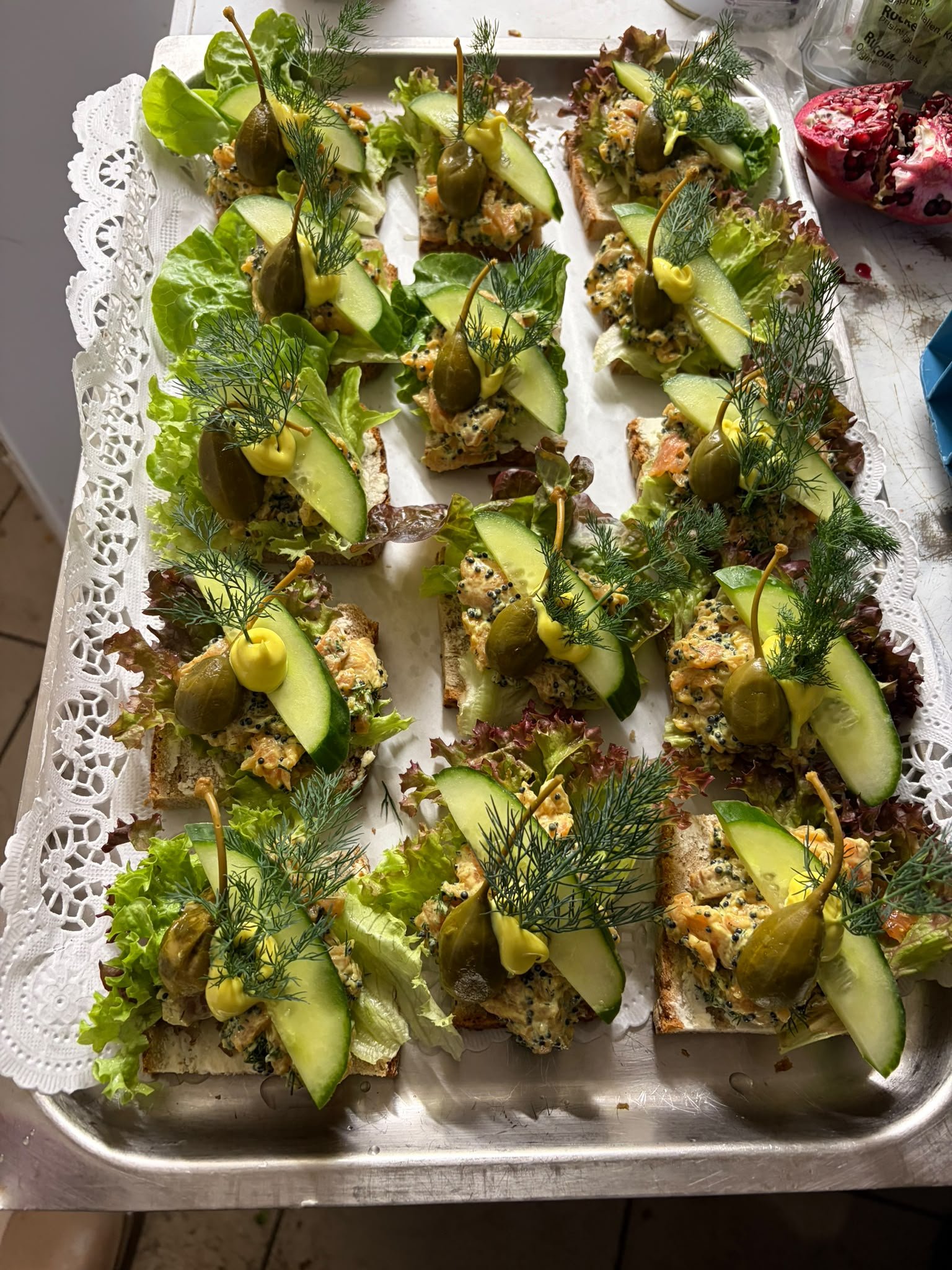 Smørrebrød mit Gurke und Gartenkresse